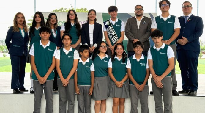 Estudiantes del Consejo Estudiantil 2026 vistiendo el uniforme de la Unidad Educativa Particular Bilingüe Ecomundo junto a las autoridades del colegio