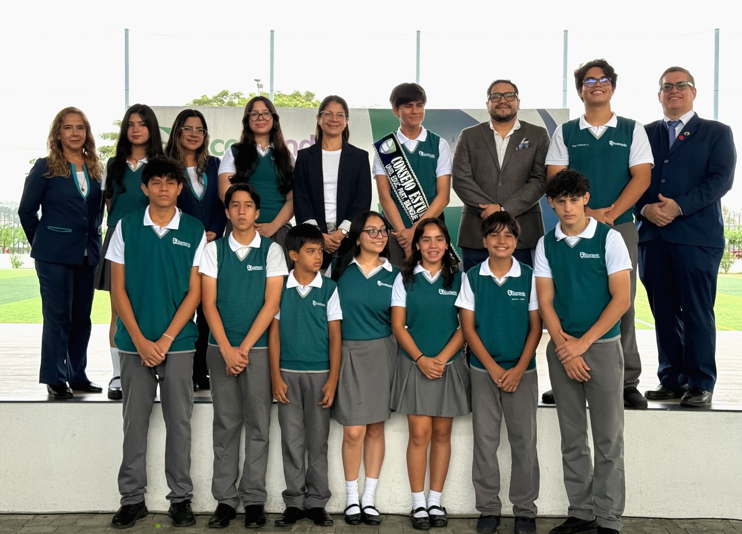 Estudiantes del Consejo Estudiantil 2026 vistiendo el uniforme de la Unidad Educativa Particular Bilingüe Ecomundo junto a las autoridades del colegio