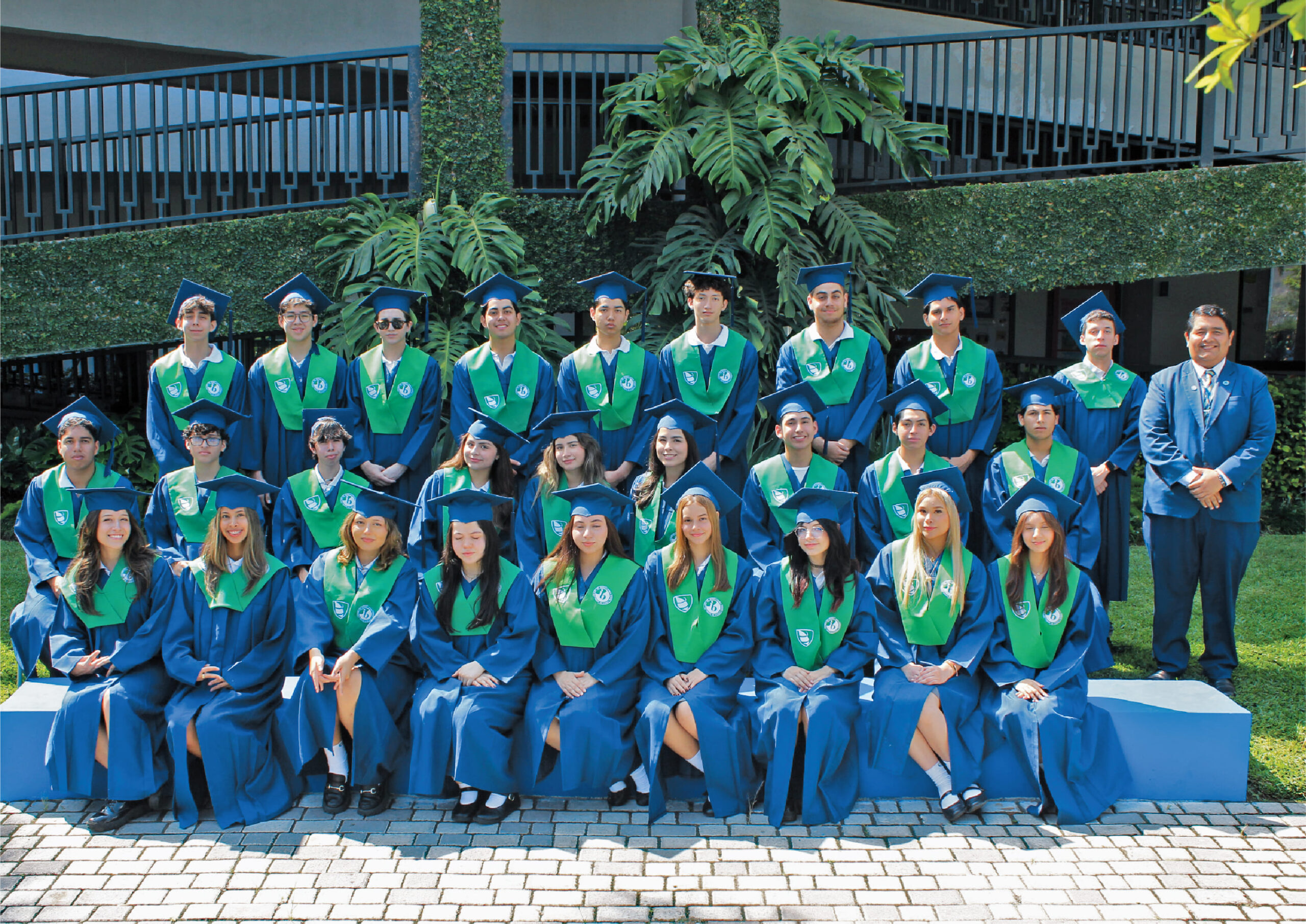 Estudiantes graduados de Tercero de Bachillerato paralelo A de la Unidad Educativa Particular Bilingüe Ecomundo, promoción 2026.