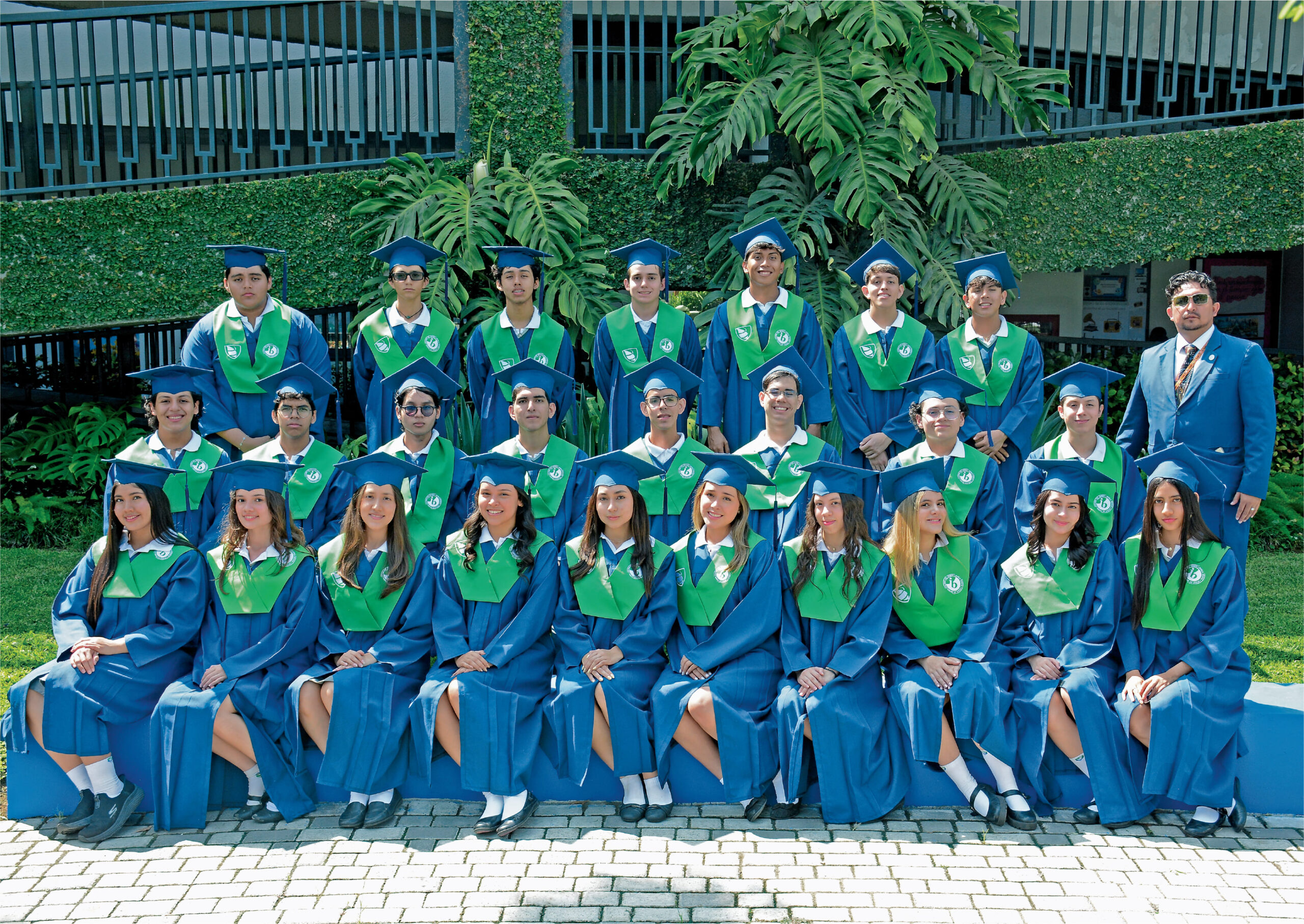 Estudiantes graduados de Tercero de Bachillerato paralelo B de la Unidad Educativa Particular Bilingüe Ecomundo, promoción 2026.
