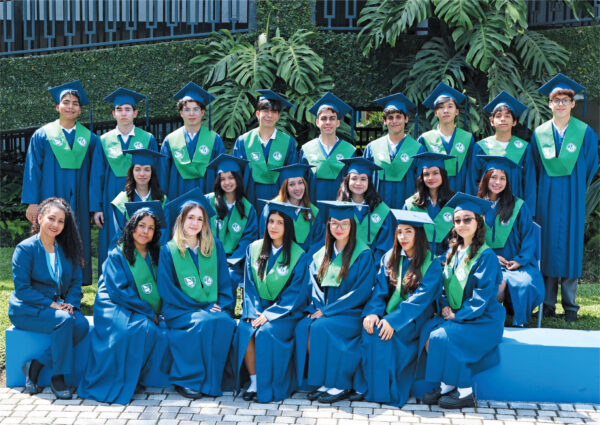 Estudiantes graduados de Tercero de Bachillerato paralelo D de la Unidad Educativa Particular Bilingüe Ecomundo, promoción 2026.